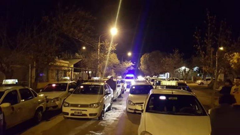 Asaltaron a dos taxistas durante la madrugada y ahora se niegan a ingresar a las tomas