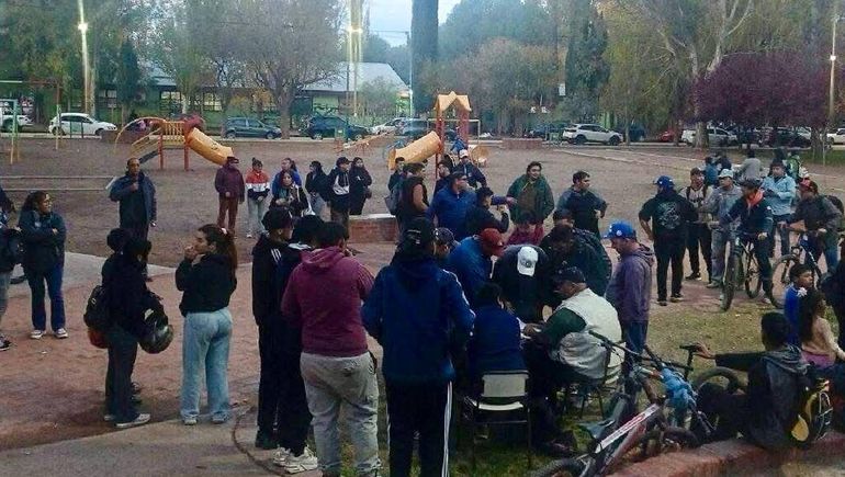 Más de un centenar de desocupados, algunos afiliados a la UOCRA se reunieron en la plaza Chos Malal de Centenario. Más de un centenar de desocupados, algunos afiliados a la UOCRA se reunieron en la plaza Chos Malal de Centenario.