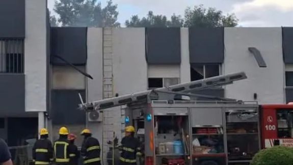 Pese al trabajo de los bomberos, la pareja de Santa Cruz falleció en el incendio.