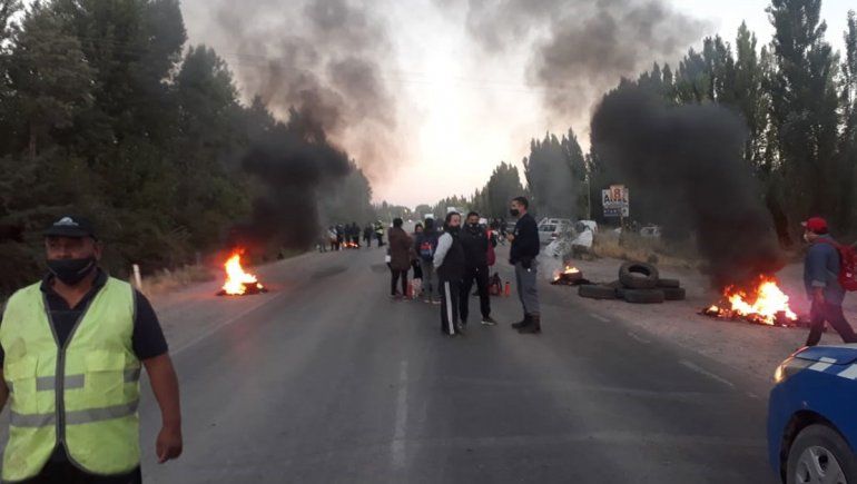 Municipales de Centenario cortaron Ruta 7 y el puente con Cinco Saltos
