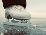 Una mujer se fracturó el tobillo mientras patinaba sobre hielo, se cayó y fracturó el tobillo. La Justicia revocó su demanda.