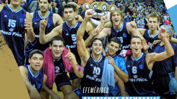 Veinte años no es nada. Manu festejando con el equipo tras ganar el Premundial en el Ruca Che.