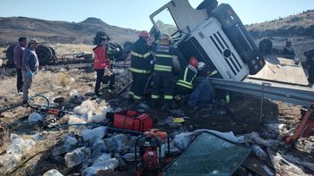 impactante vuelco: perdio el control de su camion, repleto de botellas de agua impactante vuelco: perdio el control de su camion, repleto de botellas de agua