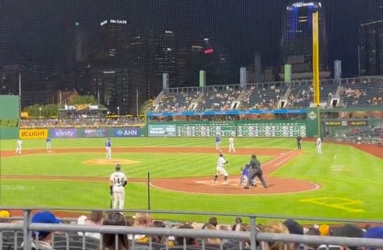 Las barandillas sobre el muro de esa parte de las gradas del estadio superaban en 10 pulgadas los requisitos del código actual. Las barandillas sobre el muro de esa parte de las gradas del estadio superaban en 10 pulgadas los requisitos del código actual.