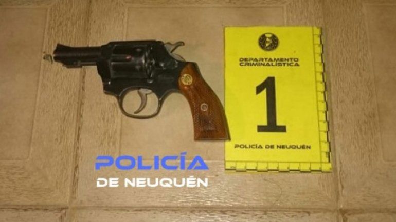 Amenazó en la calle con un arma a la ex y a sus hijos