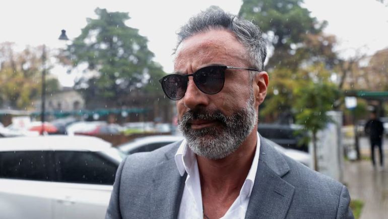 Leopoldo Luque, médico personal de Diego Maradona, habla con la prensa al llegar al juicio donde se analizan decisiones tomadas durante la internación domiciliaria. Leopoldo Luque, médico personal de Diego Maradona, habla con la prensa al llegar al juicio donde se analizan decisiones tomadas durante la internación domiciliaria.