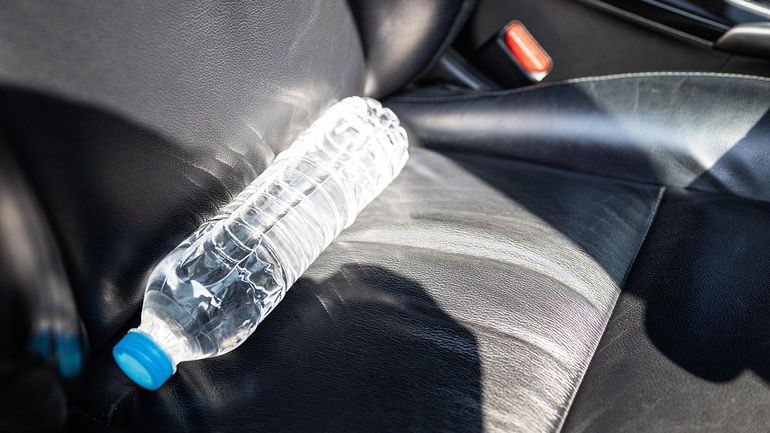 Cuando a una botella el sol le da directo, la composición química del agua puede cambiar. Cuando a una botella el sol le da directo, la composición química del agua puede cambiar.