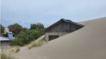 Una de las casas de Bahía Creek tapada por la arena. Una de las casas de Bahía Creek tapada por la arena.