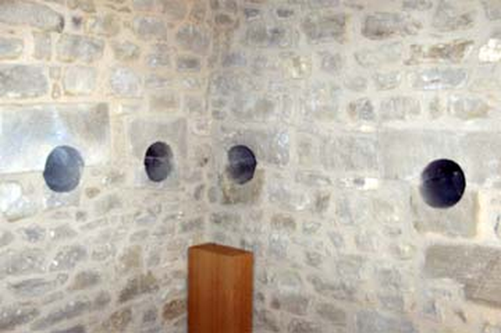 Construidas con dos piedras de media ca&ntilde;a, crean un hueco de forma troncoc&oacute;nica.