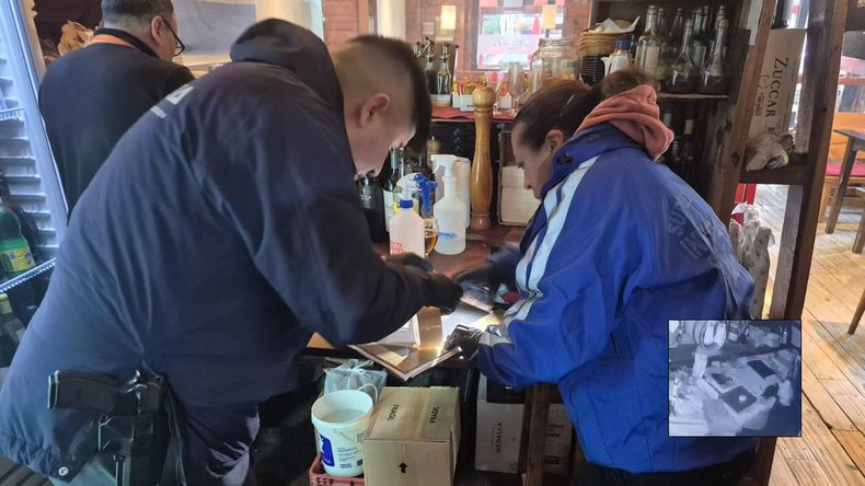 Policías levantan huellas tras el robo en una parrilla de Villa La Angostura. | LM Neuquen Policías levantan huellas tras el robo en una parrilla de Villa La Angostura.