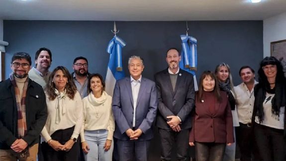 El gobernador Rolando Figueroa junto con el rector de la UNCo, Christian Lópes y y todo el equipo de la nueva gestión universitaria.