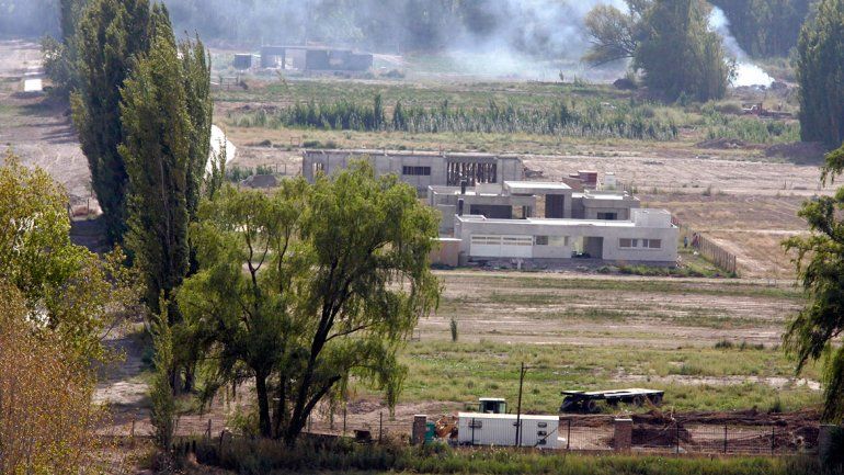 En El Vergel hay unas 10 casas en pie y sobreviven con luz de forma ilegal.