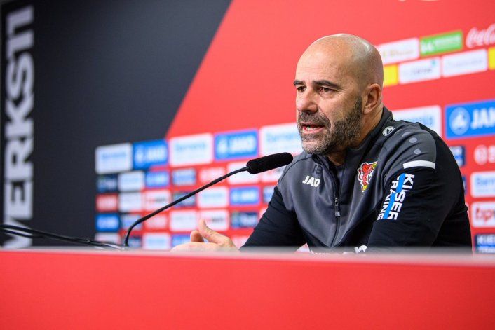 Para el DT del Leverkusen, Romero tuvo intención de lastimar a Palacios