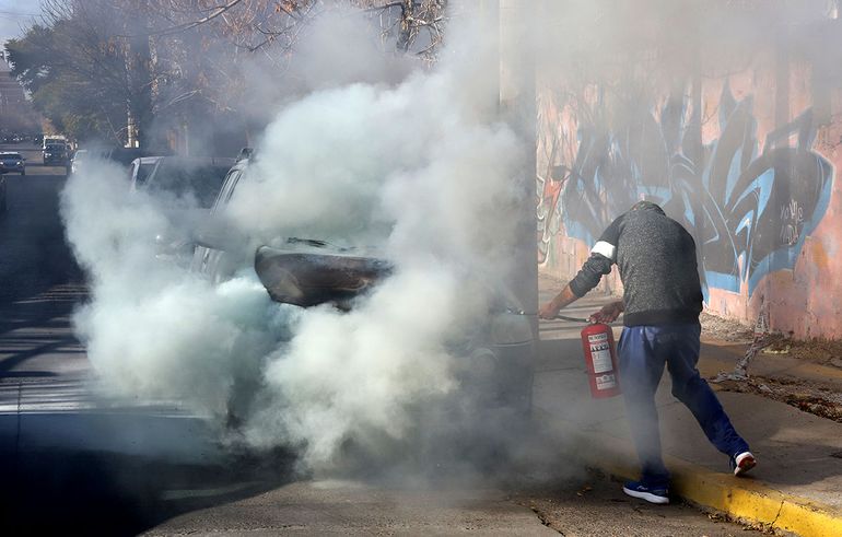Otros conductores que pasaban por la zona se solidarizaron con el dueño del Volkswagen. Otros conductores que pasaban por la zona se solidarizaron con el dueño del Volkswagen.