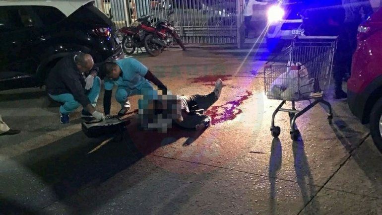 El supuesto engañado lo mató en la playa de estacionamiento de un súper.