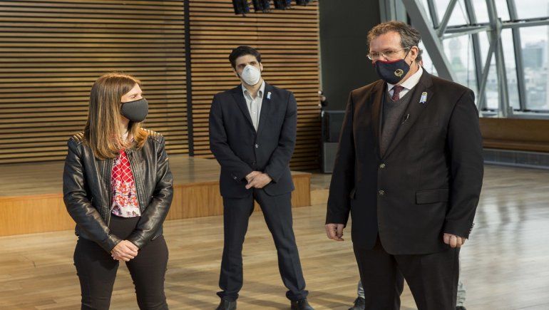 Titular de la Anses, Fernanda Raverta, junto al Ministro de Cultura Tristán Bauer