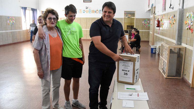Emocionado, Gaido votó junto a su hijo, su hermano y su madre