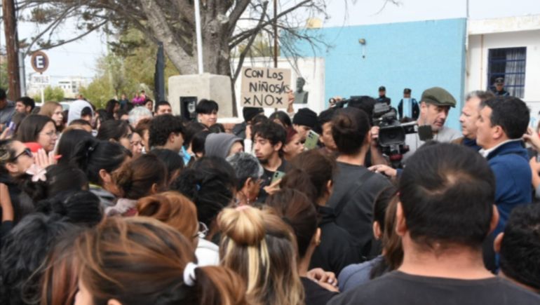 Disturbios y marcha en una escuela primaria: padres denuncian que un nene abusó de compañeros.
