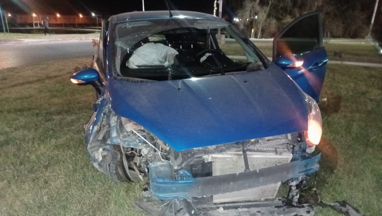 Vuelco en la rotonda de Ruta 7: manejaba a gran velocidad y su auto quedó destruido