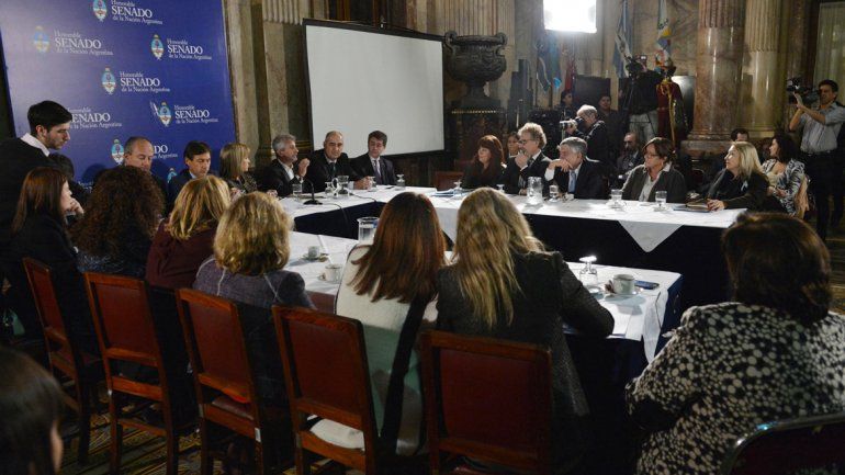 Representantes de ADIRA y de AFERA durante una reunión con senadores.