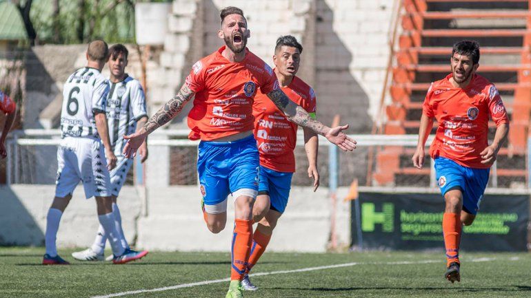 Ostapkiewicz grita el gol de Roca que valió un clásico. Cipo sigue sin reacción y se hunde en la pelea del fondo.