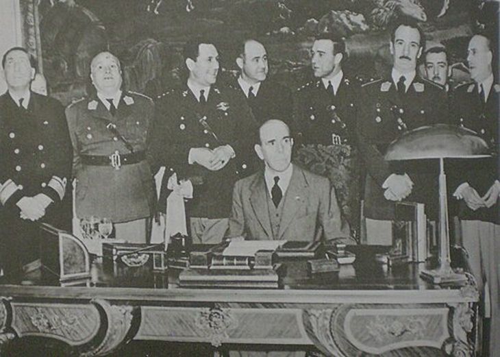 El presidente de facto argentino, Edelmiro J. Farrell, decretó el estado de guerra contra Alemania (y el Imperio del Japón) el 27 de marzo de 1945. Alemania se rindió a los aliados el 4 de mayo de 1945. El presidente de facto argentino, Edelmiro J. Farrell, decretó el estado de guerra contra Alemania (y el Imperio del Japón) el 27 de marzo de 1945. Alemania se rindió a los aliados el 4 de mayo de 1945.