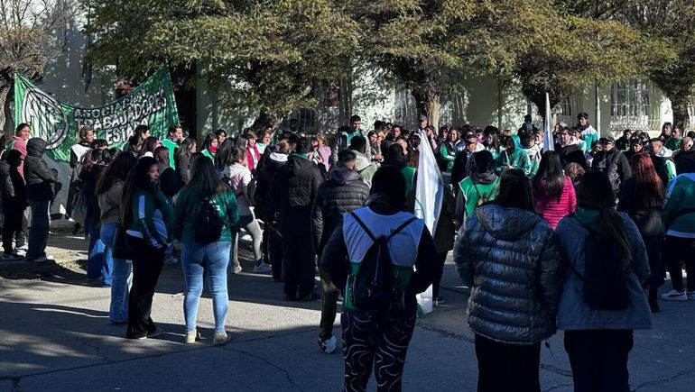 Sin clases: porteros de Zapala iniciaron paro por falta de cargos