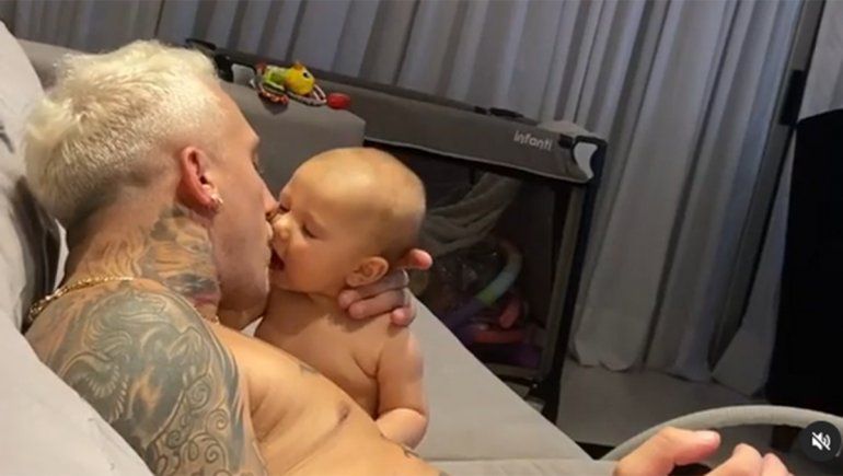 El Polaco recibió duras críticas por los besos en la boca a su hija