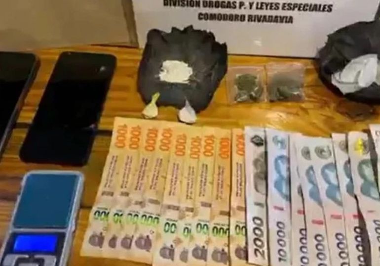 En los dos domicilios de Comodoro Rivadavia secuestraron droga, dinero y teléfonos celulares. En los dos domicilios de Comodoro Rivadavia secuestraron droga, dinero y teléfonos celulares.