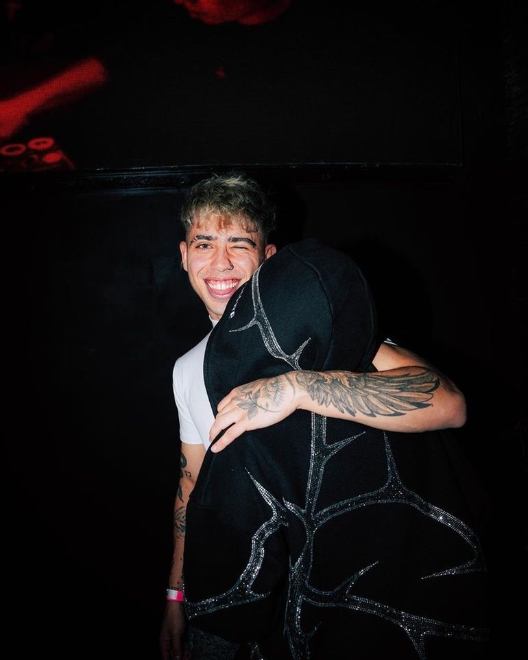 La primera foto de La Joaqui, toda encapuchada, con Luck Ra. La primera foto de La Joaqui, toda encapuchada, con Luck Ra.