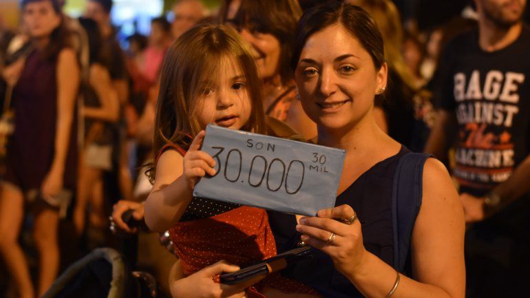 Las Madres de Plaza de Mayo de Neuquén y Alto Valle junto al obispo Virginio Bressanelli encabezaron la movilización en el Día de la Memoria por la Verdad y la Justicia .