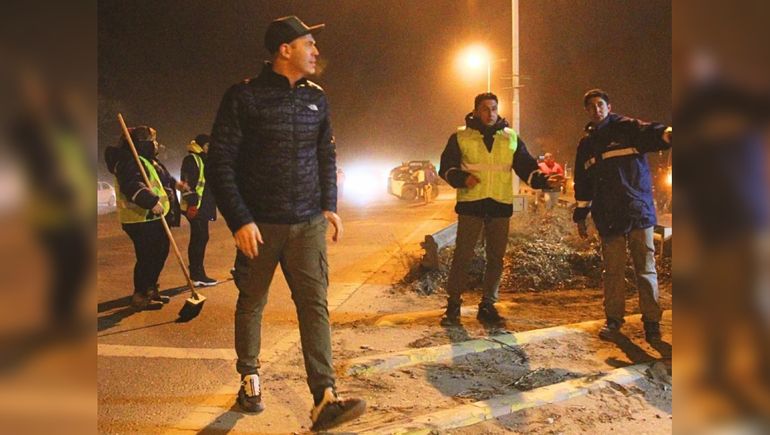 El intendente de Centenario supervisó los trabajos de limpieza en la Ruta 7