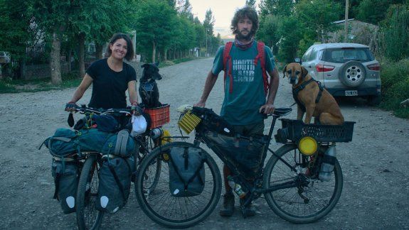 Recorren la Patagonia en bicicleta con sus perros: la historia de Juan y Any