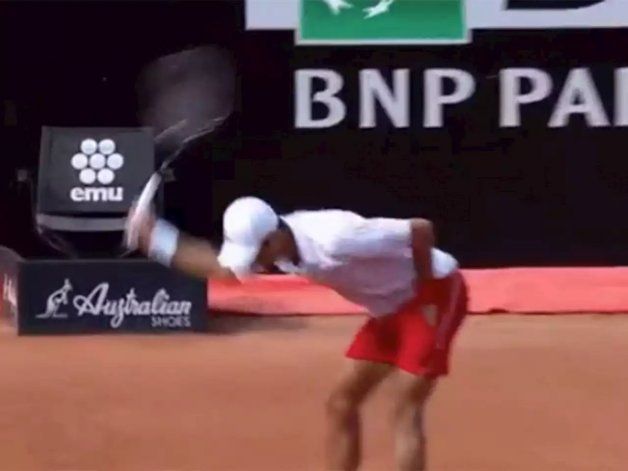 Otro ataque de furia de Djokovic: rompió una raqueta