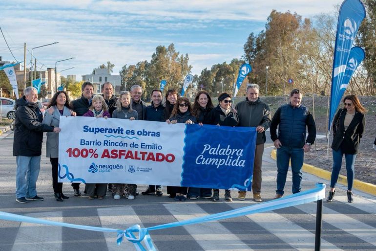 Mariano Gaido y Rolando Figueroa en la inauguración del asfalto en Rincón de Emilio.