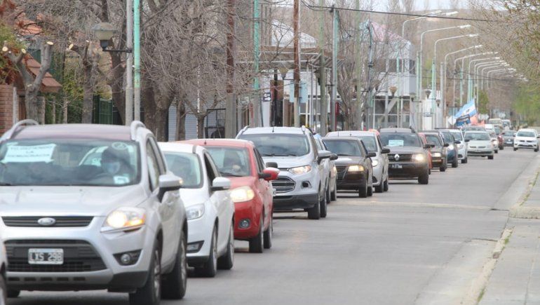 Una gran caravana se manifestó en defensa la democracia