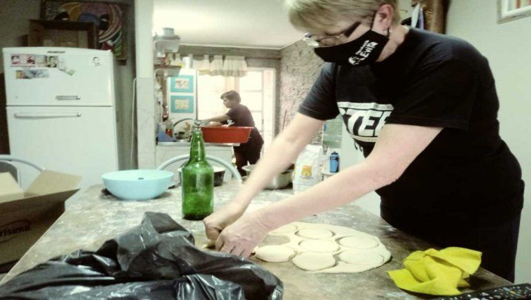 Vende su CD para recaudar fondos para un merendero