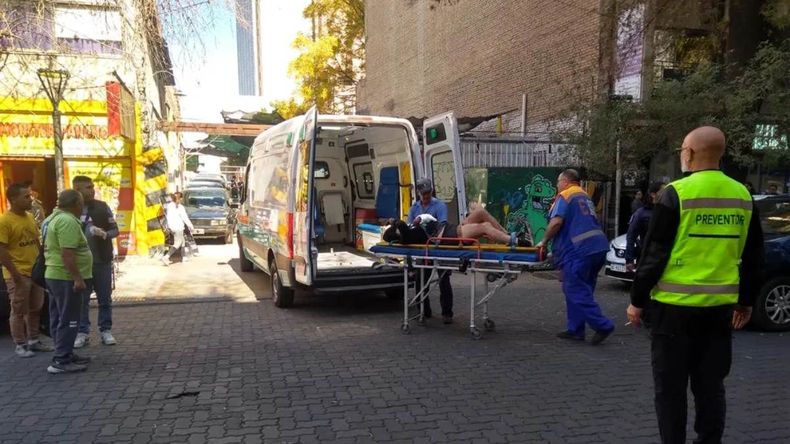 Insólito: una mujer se tiró desde un sexto piso, cayó en el cuarto y se volvió a tirar