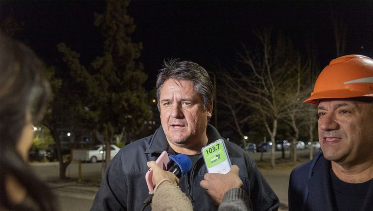 Autoridades de la Municipalidad, de Calf y de la UNCo en el cambio de luminarias. Autoridades de la Municipalidad, de Calf y de la UNCo en el cambio de luminarias.