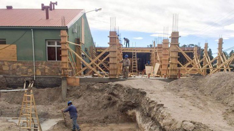 Los albañiles arrancaron la ampliación del hospital de Zapala