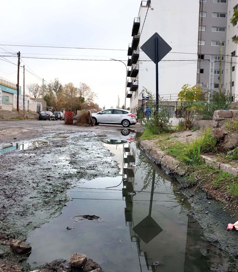 El drama por el derrame de líquidos cloacales continúa en el bajo neuquino.