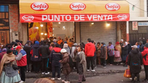 La crisis en Bolivia llegó al racionamiento de combustible y alimentos. La crisis en Bolivia llegó al racionamiento de combustible y alimentos.