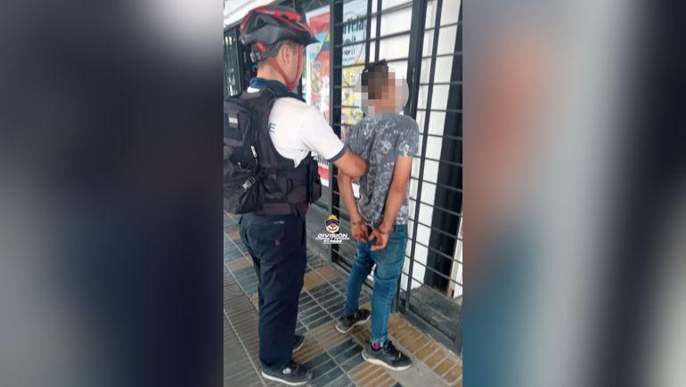 Detuvieron a un joven en pleno centro luego de varios intentos de robo y de provocar disturbios.