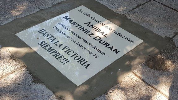 con una baldosa homenajearon a un desaparecido