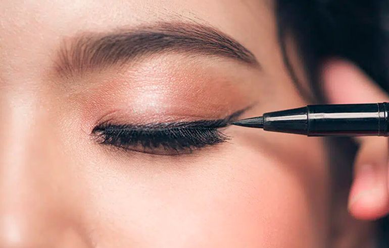 Una alternativa es sustituir el lápiz negro por marrones cálidos y optar por trazos suaves y difuminados. Una alternativa es sustituir el lápiz negro por marrones cálidos y optar por trazos suaves y difuminados.