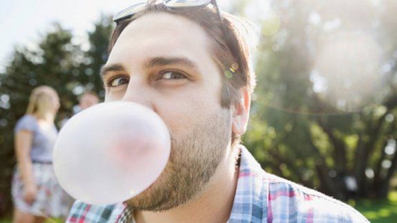 Masticar un chicle te hace caminar algo más rápido