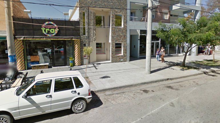 Plottier: se peleaban en la calle, entraron a un comercio y la policía no intervino