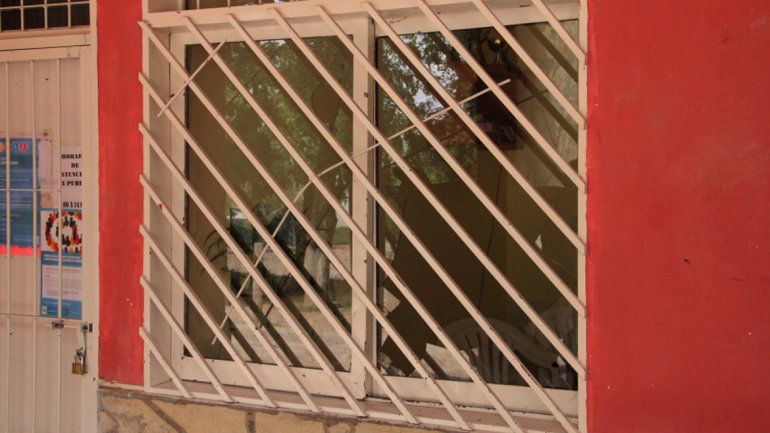 Apedrearon y rompieron vidrios en el polideportivo del Melipal