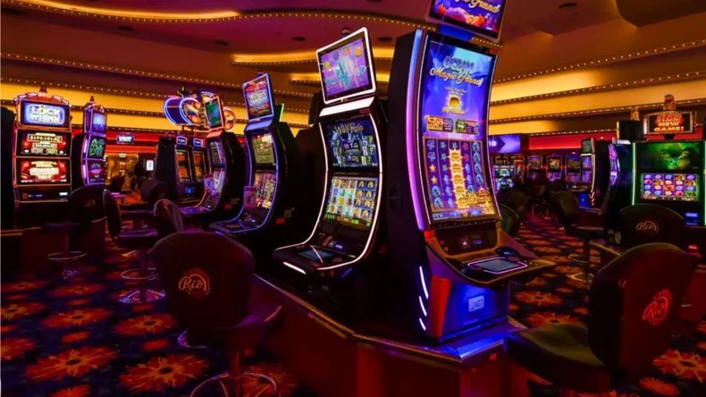 La muerte ocurrió esta noche en el casino a la vista de mucha gente. | LM Neuquen La muerte ocurrió esta noche en el casino a la vista de mucha gente.