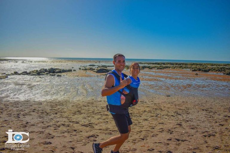Historia de amor y de superación: corre la maratón con su hija a upa